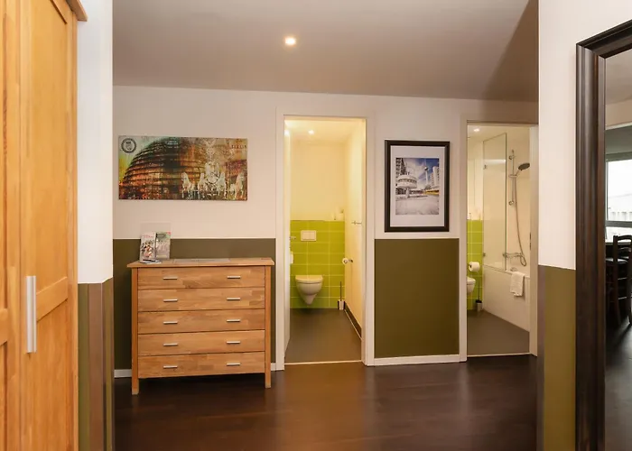 亚历山大广场假日公寓酒店 *