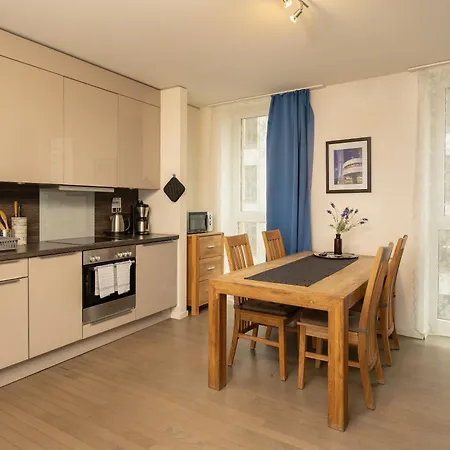 هوليداي آت ألكسندربلاتز شقة *